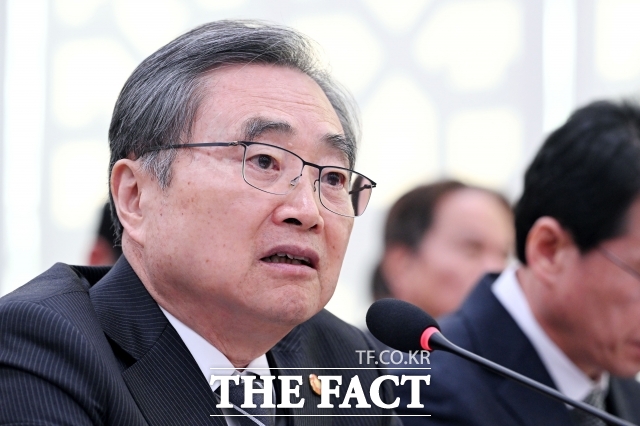 도널드 트럼프 미국 대통령의 관세 재인상 발언이 28일 국회 외교통일위원회 전체회의에서 핵심 쟁점으로 떠올랐다. 사진은 조현 외교부 장관이 이날 국회 외통위 전체회의에 출석한 모습. /국회=남용희 기자