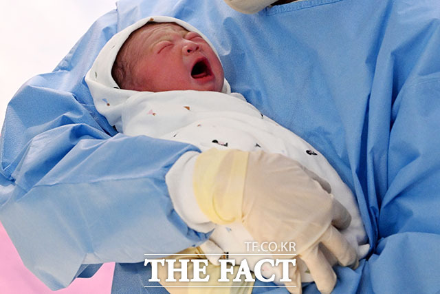 국가데이터처가 28일 발표한 2025년 11월 인구동향에 따르면 지난해 11월 출생아 수는 2만710명으로 전년 동월 대비 3.1% 증가했다. 사진은 2026년 병오년(丙午年) 새해를 맞은 1일 오전 서울 강남구 강남차여성병원에서 황은정 씨와 윤성민 씨의 딸(태명 쨈이)이 힘찬 울음을 터트리며 새해의 시작을 알리고 있는 모습. /남용희 기자