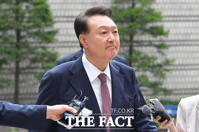 윤석열 전 대통령이 지난해 7월 서울 서초구 서울중앙지방법원에서 열린 내란 우두머리 혐의·직권남용 권리행사 방해 혐의 사건 9차 공판에 출석하고 있다./사진공동취재단