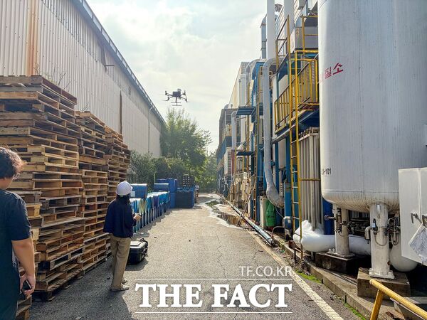 대전시 대덕구 관계자가 드론을 활용한 실시간 비행 촬영을 통해 육안으로 확인하기 어려운 불법 배출 행위를 점검하고 있다. /대덕구