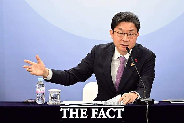 이억원 금융위원장은 28일 가상자산거래소의 소유 구조에 대한 규제가 필요하다는 입장을 밝혔다. /임영무 기자