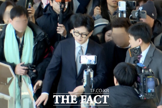 한동훈 전 국민의힘 대표가 28일 서울 영등포구 한 영화관에서 잊혀진 대통령: 김영삼의 개혁시대 관람 후 퇴장하고 이동하고 있다. /영등포=김민지 기자