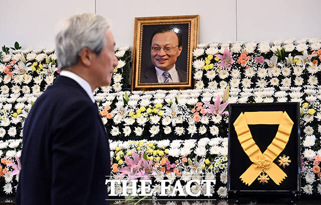 정몽준 이사장이 이해찬 전 총리에게 추서된 훈장을 바라보고 있다.