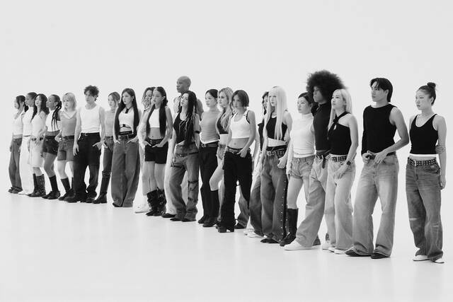 Mono는 즉각적인 반응을 겨냥한 곡이라기보다 길게 내다본 포석이다. 아이들이 새로운 스타일을 시도했다는 선언이 아니라, 무엇을 덜어낼 수 있는 팀이 됐는지를 보여준다. /큐브엔터