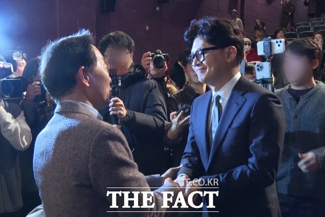 한동훈 전 국민의힘 대표가 28일 잊혀진 대통령: 김영삼의 개혁시대 관람 후 김현철 김영삼대통령기념재단 이사장과 인사하고 있다. /영등포=김민지 기자