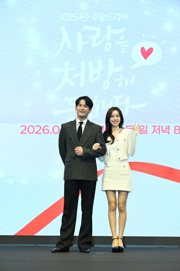 배우 박기웅(왼쪽)과 진세연이 14년 만에 KBS2 새 토일드라마 사랑을 처방해 드립니다로 호흡을 맞춘다. /KBS2
