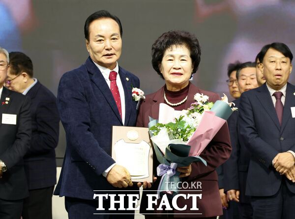 오관영 대전시 동구의회 의장(오른쪽)이 28일 청주에서 열린 대한민국시군자치구의회의장협의회 2026년 정기총회에서 대한민국지방의정봉사대상을 수상했다. /대전시 동구의회