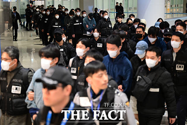 경찰청은 28일 캄보디아에서 한국인을 대상으로 한 온라인 스캠(사기)·감금·인신매매 등 초국경 범죄에 대응하기 위해 출범한 코리아 전담반이 136명을 검거하고 4명을 구출했다고 밝혔다. /남윤호 기자