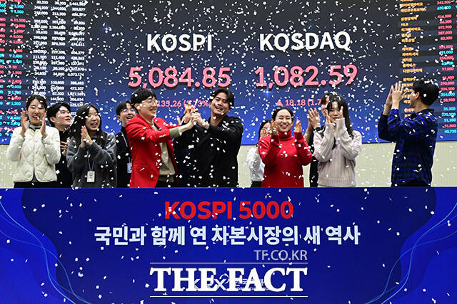 코스피가 사상 처음으로 종가 기준 5000선을 돌파한 채 장을 마감한 27일 오후 서울 여의도 한국거래소 직원들이 세리머니를 하고 있다. /남윤호 기자