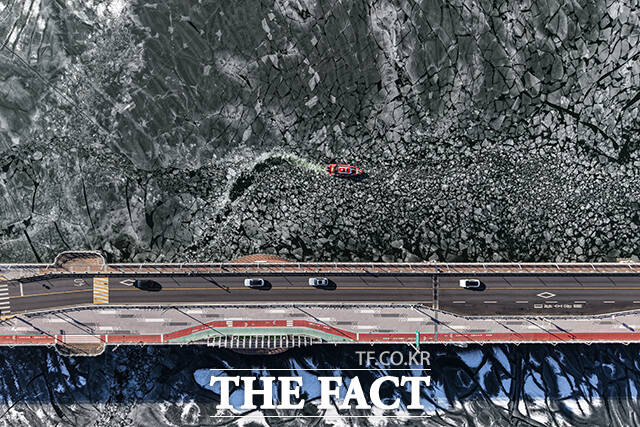 중부지방을 중심으로 강추위가 이어지고 있는 28일 오전 서울 강동구 광나루한강공원 인근 한강에서 119 광나루수난구조대가 얼음을 깨부수며 출동로를 확보하고 있다. /박헌우 기자