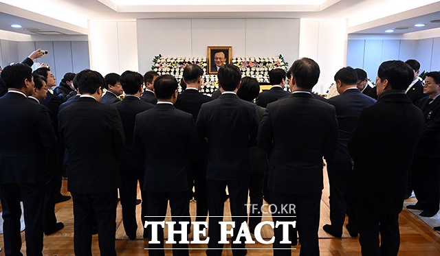 민주당 지도부가 이 전 총리의 빈소를 조문하고 있다.