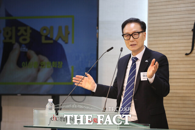 이상훈 한국CBMC 전남동부연합회장이 지난 27일 전남 여수시 전남동부극동방송 공개홀에서 열린 2026년 신년 인사회에서 인사말을 하고 있다. /고병채 기자