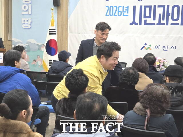 오세현 아산시장이 온양1동 시민과의 대화 참석자들을 일일이 찾아다니며 인사를 나누고 있다. /정효기 기자