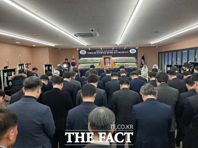 28일 전주시 완산구 효자동3가 더불어민주당 전북도당 콘퍼런스룸에서 열린고 이해찬 상임고문을 기리는 합동 추모식에서 참석자들이 묵념을 하고 있다. /민주당 전북도당