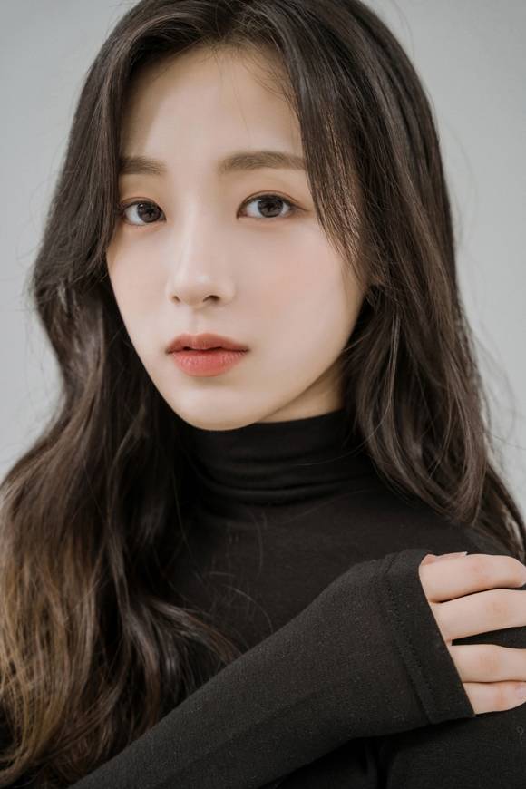 그룹 에이프릴 출신 이진솔이 스토리앤플러스에서 나와 모덴베리코리아에 새 둥지를 틀었다. /스토리앤플러스