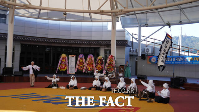 진도 길쌈노래 보존회 회원들이 진도 소포리 길쌈노래를 시연하고 있다. /진도군