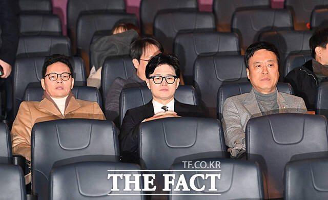 한동훈 전 국민의힘 대표(가운데)가 28일 오후 서울 영등포구의 한 영화관에서 잊혀진 대통령: 김영삼의 개혁시대를 관람하기 위해 착석하고 있다. /박헌우 기자