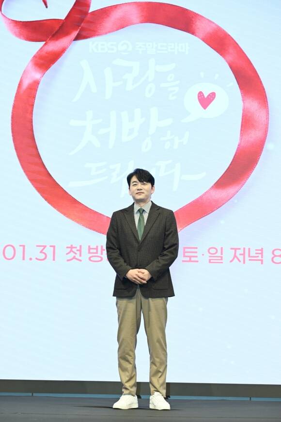 배우 김승수가 KBS 2TV 새 주말드라마 사랑을 처방해 드립니다 제작발표회에서 박세리와 결혼설은 사실이 아니라고 밝혔다. /KBS