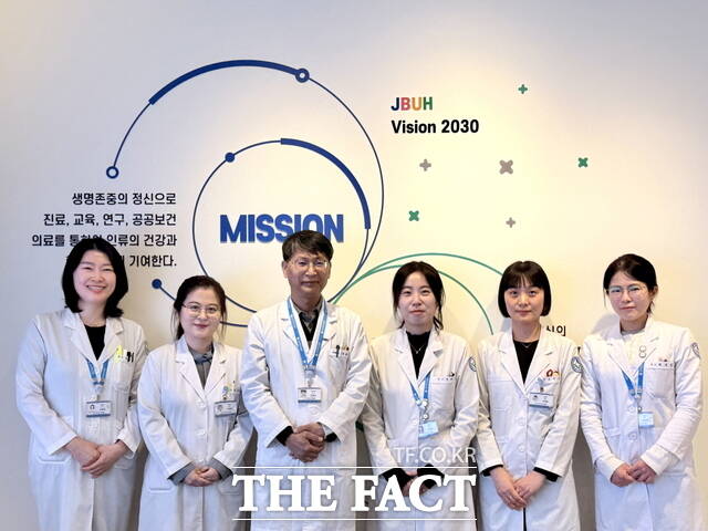 28일 전북대학교병원이 제3회 국가공인 전문약사 자격시험을 통해 전문약사 5명을 추가 배출했다. 왼쪽부터 임호영·차현경 약사, 안효초 약제부장, 이지희·고진영·최은정 약사. /전북대병원