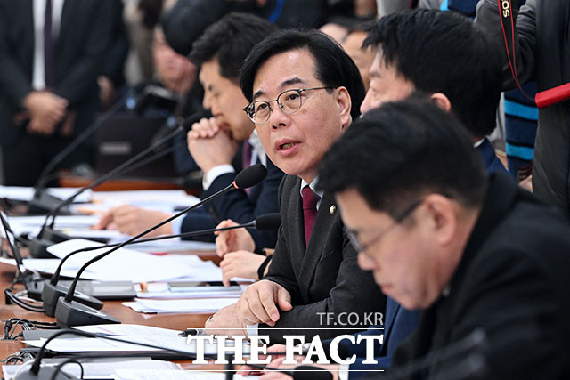 송언석 국민의힘 원내대표가 28일 주한미국대사대리의 '한미 무역 합의 이행 촉구 서한' 제출을 거부하고 있는 외교부와 정부를 향해