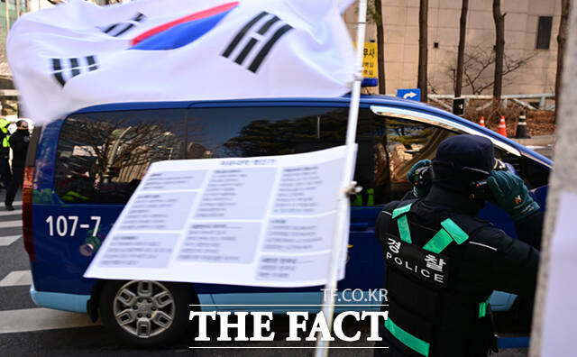 28일 김건희 여사가 탑승한 호송차량이 서울 서초구 서울중앙지법 동문으로 들어서고 있다. /이새롬 기자