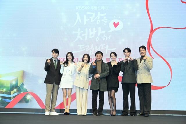 배우 김승수 진세연 유호정, 한준서 감독, 배우 소이현 박기웅 김형묵(왼쪽부터)이 28일 오후 2시 서울 구로구 신도림 더세인트 그랜드 볼룸 홀에서 진행된 KBS2 새 토일드라마 사랑을 처방해 드립니다 제작발표회에 참석해 다양한 이야기를 나눴다. /KBS2