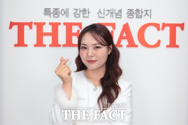 전국노래자랑 우수상 수상부터 미스트롯3 TOP7, 그리고 최근 아침마당 도전 꿈의 무대 3승까지. 해남에서 올라온 처녀농부 가수라는 별명처럼, 미스김의 노래에는 흙냄새 나는 진솔함과 성실함이 배어 있다. /이상빈 기자