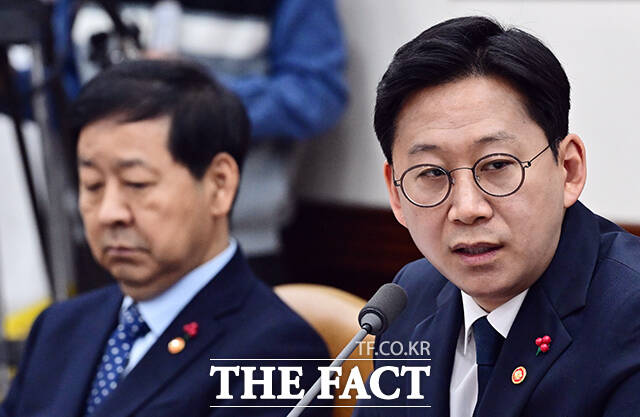 배경훈 부총리 겸 과학기술정보통신부 장관(오른쪽)이 28일 오전 서울 종로구 정부서울청사에서 열린 과학기술관계장관회의에 참석해 모두발언을 하고 있다. /임영무 기자