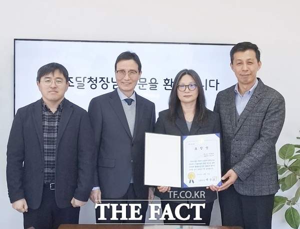 최병수 대전지방조달청장이 28일 지역 경제 활성화와 조달 업무 발전에 기여한 주식회사 오륜스포츠와 베스트 주식회사를 2025년도 하반기 지역 우수 기업으로 선정하고 조달청장 표창을 수여했다. /대전지방조달청