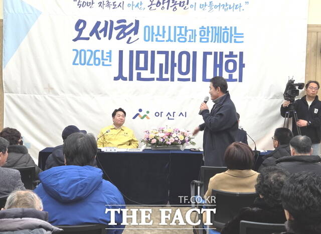 주민이 오세현 아산시장에게 지역 현안과 생활 불편 사항을 건의하고 있다. /정효기 기자