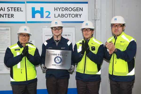 현대제철 당진제철소 연구소 임직원들이 안전관리 우수연구실 신규 인증 기념 촬영을 하고 있다. (왼쪽부터) 현대제철 정유동 전무, 조준희 전임연구원, 이종협 팀장, 태순재 상무. /현대제철