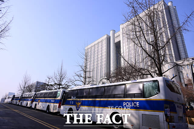 서울중앙지법 형사합의27부(우인성 부장판사)는 이날 오후 특정범죄가중처벌법상 알선수재와 자본시장법·정치자금법 위반 혐의로 기소된 김 여사에게 징역 1년8개월을 선고했다. /이새롬 기자