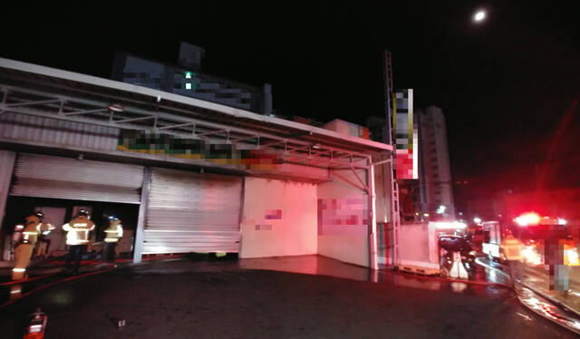 27일오후 11시 3분쯤 김천시 평화동의 한 택배회사 창고에서도 화재가 발생해 소방당국이 진화에 나섰다. /경북소방본부