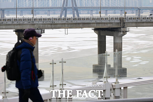 서울 아침 최저기온 영하 9도로 한파가 찾아온 26일 오전 서울 강동구 광진교에서 바라본 한강이 얼어붙어 있다. /남윤호 기자