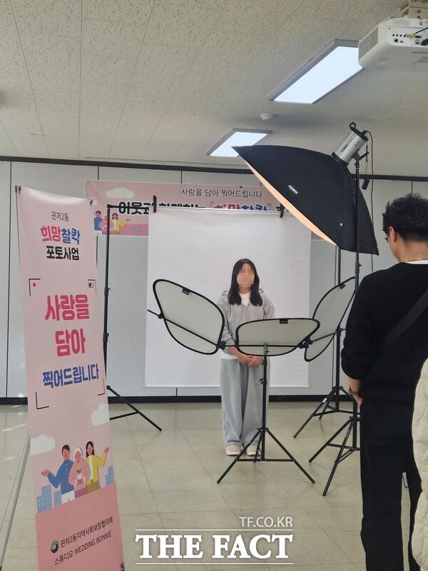 대전시 서구 관저2동 행정복지센터에서 한 학생이 증명사진을 촬영하고 있다. /대전시 서구