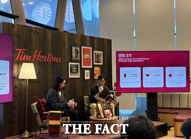 지난 28일 진행된 2026 팀홀튼 뉴이어 웜업에서 안태열 BKR CBO(오른쪽)가 경영 2기에 대해 설명하고 있다. /강남=문화영 기자