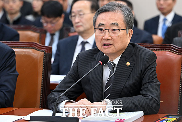 조현 외교부 장관은 28일 국회 외교통일위원회 전체회의에 출석해 중국 측이 한중 잠정조치수역(PMZ) 내 서해 구조물 1기를 이동시킨 데 대해 외교적 갈등이 완화됐다고 평가했다. /남용희 기자