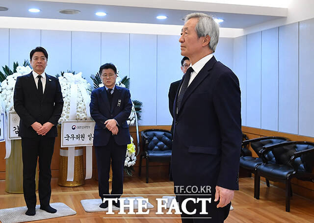 정몽준 아산재단 이사장이 28일 오전 서울 종로구 서울대학교병원 장례식장에 마련된 고 이해찬 민주평화통일자문회의 수석부의장의 빈소에서 조문을 하고 있다. /사진공동취재단