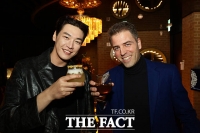  '로얄살루트 21년 해리스 리드 에디션 2' 출시…축배드는 김영광·미겔 파스칼 총괄 [포토]