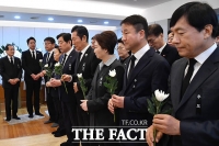  이해찬 전 총리 조문하는 민주당 지도부와 윤호중-권오을 장관 [TF사진관]