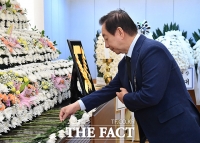  고 이해찬 총리에 헌화하는 김성태 이사장 [포토]