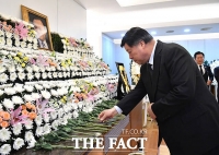  고 이해찬 빈소 찾은 서정진 셀트리온 회장-손경식 경총 회장 [TF사진관]