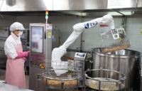  학교 급식실에 로봇 투입…강남구, 조리 부담 줄였다