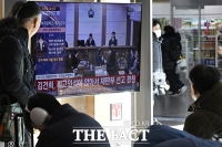  재판부 판단 바라보는 시민들 [포토]