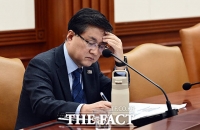  회의자료 살펴보는 김성환 기후에너지환경부 장관 [포토]