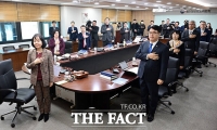  국기에 대한 경례하는 송경희 개인정보보호위원장 [포토]