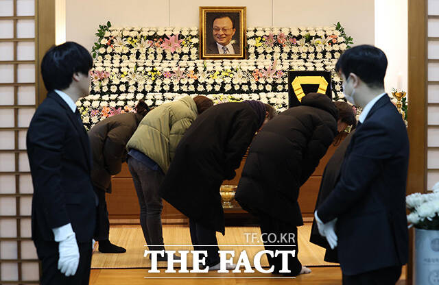 장례 사흘째 이어지는 시민들의 추모 발걸음. /사진공동취재단