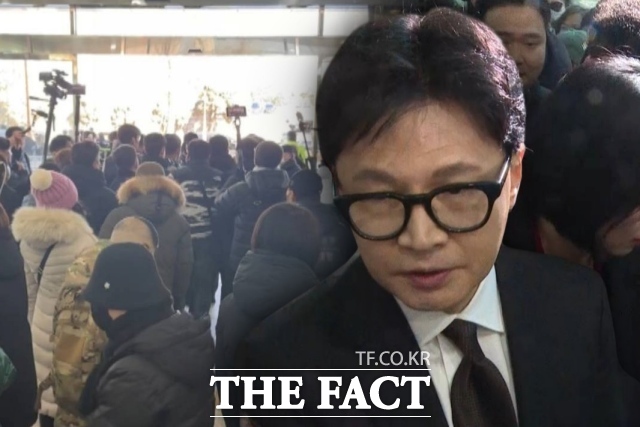 한동훈 전 국민의힘 대표가 29일 서울 여의도 국회 소통관에서 국민의힘 지도부의 제명 결정에 관한 입장 발표를 위해 기자회견장으로 향하고 있다. /국회=김민지 기자