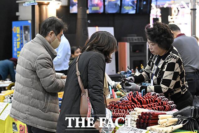 2026 하우징브랜드페어 / 서울 툴&세이프티쇼가 개막한 29일 오전 서울 강남구 코엑스 행사장을 찾은 한 참관객이 제품을 살펴보고 있다. /송호영 기자