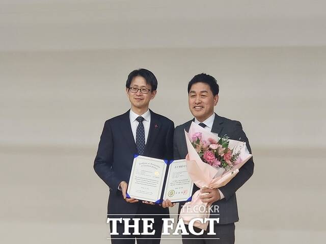 조학래 이너트론 대표(오른쪽)가 조달청으로부터 우수제품으로 지정돼 인증서를 수여 받았다. /이너트론